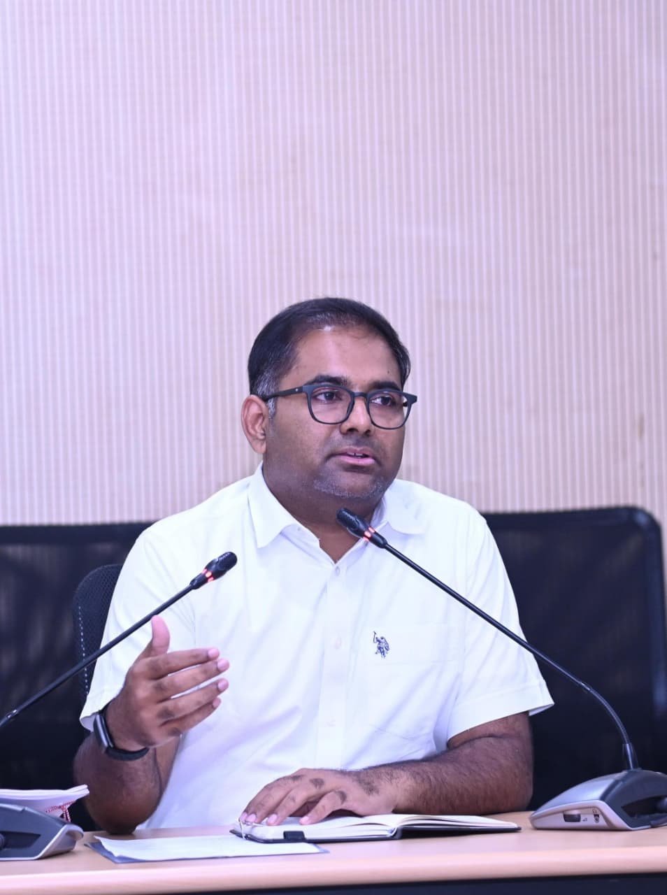 ఫిబ్రవరి 11న వేతనంతో కూడిన సెలవు మంజూరు.....  జిల్లా ఎన్నికల  అధికారి కోయ శ్రీ హర్ష